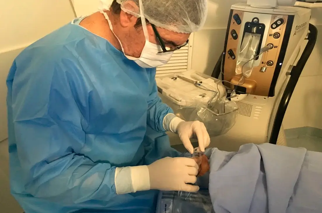 oftalmologista_realizando_procedimento